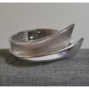 Silver Tone Sculptural Wrap Hinge Bangle Bracelet Size 6 Minimalist‎ Cybercore